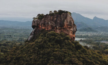 Formación rocosa de Sigiriya rodeada de selva densa en Sri Lanka.