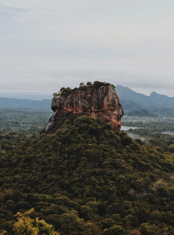 Formación rocosa de Sigiriya rodeada de selva densa en Sri Lanka.