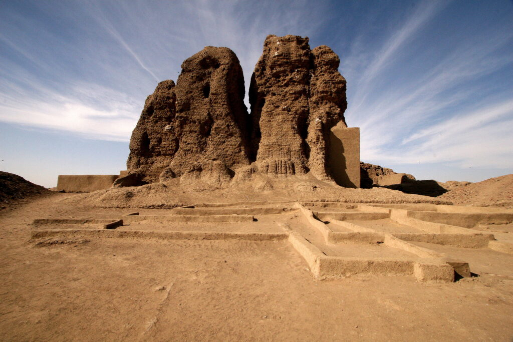 Restos erosionados del templo de Osiris en Abidos, Egipto, construidos en adobe y piedra.
