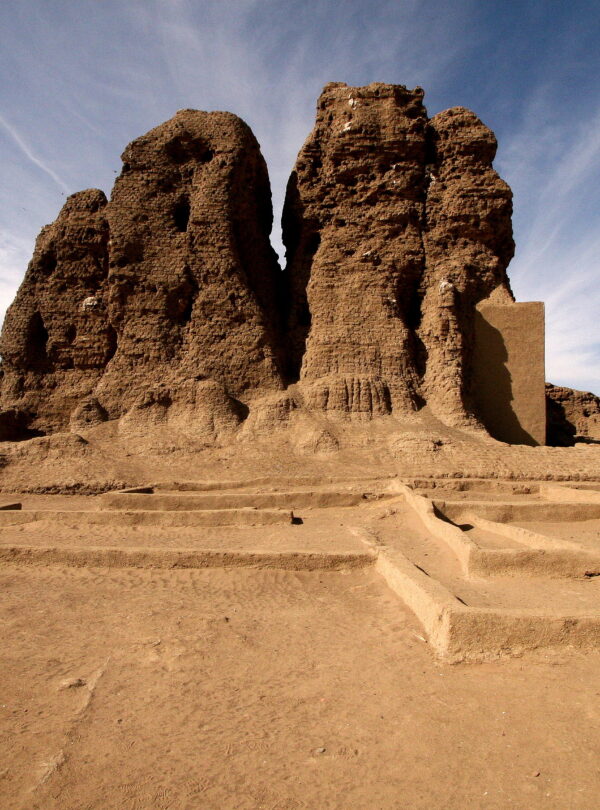 Restos erosionados del templo de Osiris en Abidos, Egipto, construidos en adobe y piedra.