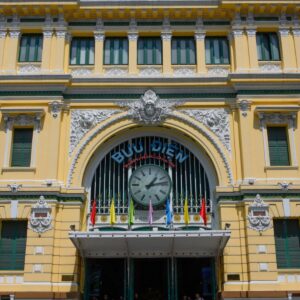 Fachada principal de la Oficina Central de Correos de Ciudad Ho Chi Minh, Vietnam, con su arquitectura colonial francesa y gran reloj central.
