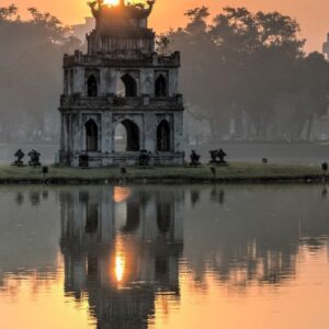 Torre de la Tortuga reflejada en el lago Hoàn Kiếm al amanecer en Hanói, Vietnam.